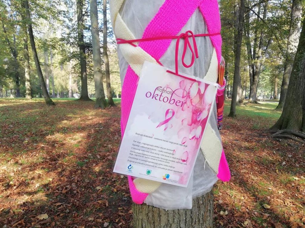 V pletenine oblečena drevesa osveščajo o raku dojk