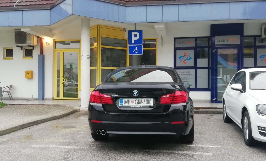 Policisti strožje nad voznike, ki zasedajo parkirna mesta invalidom