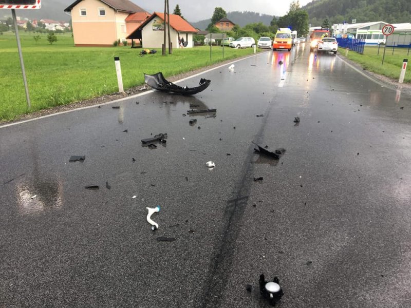 V Pamečah trčila motorist in avto