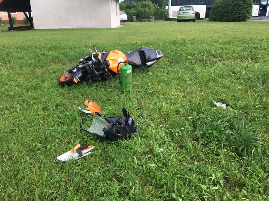 V Pamečah trčila motorist in avto