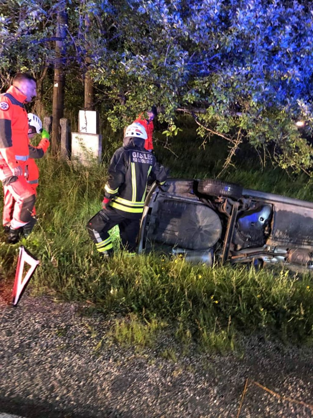 Avto s ceste v jarek, voznik v bolnišnico