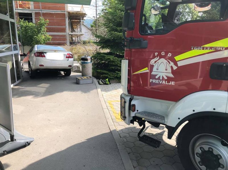 Avto s parkirišča na stopnice