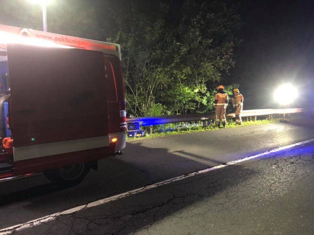 Avto zapeljal s ceste in ostal na obrežju reke