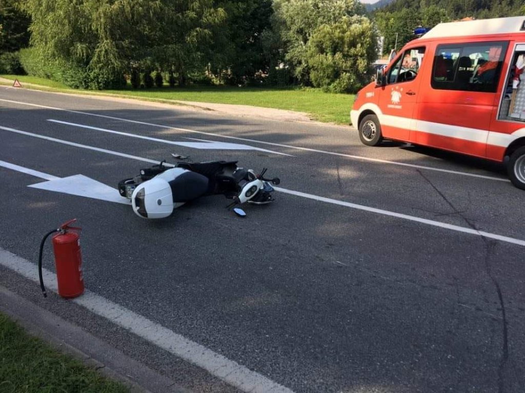 Trčenje skuterja in dveh osebnih vozil