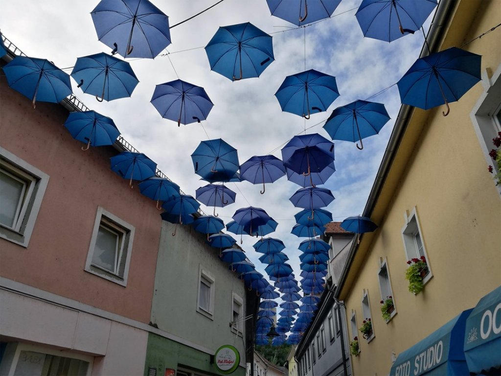 Obeta se spektakel pod modrimi dežniki