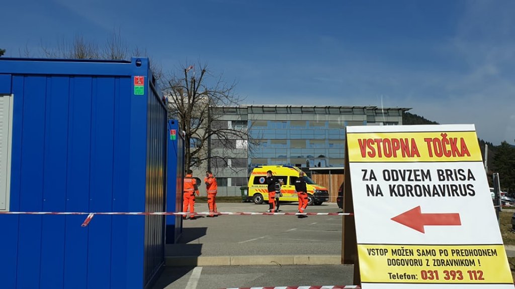 Pozitivni 4 delavci slovenjgraške bolnice, več v samoizolaciji