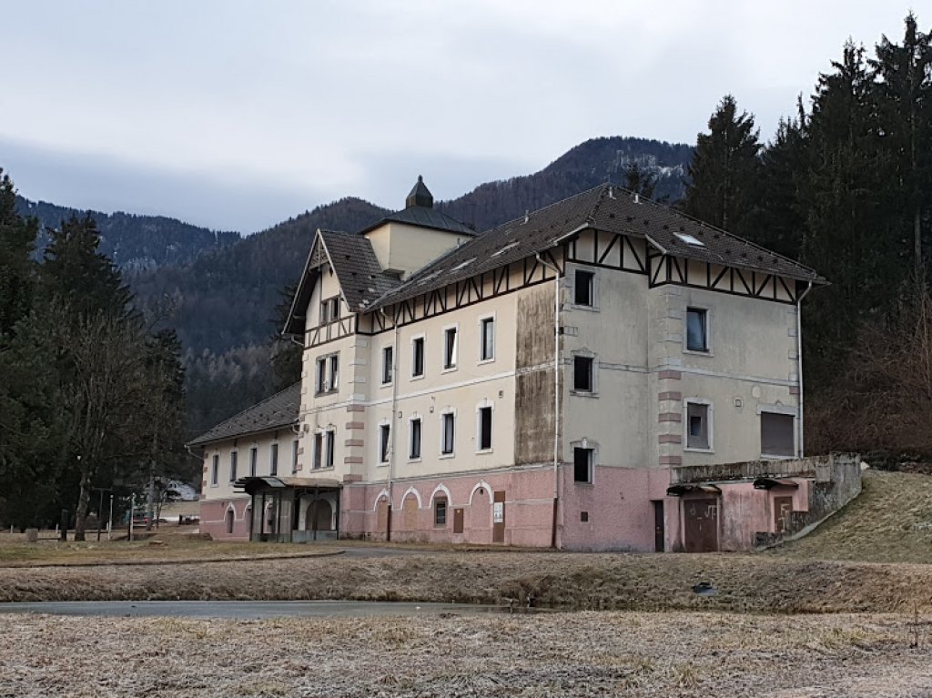 Propadajoči Rimski vrelec bodo podrli