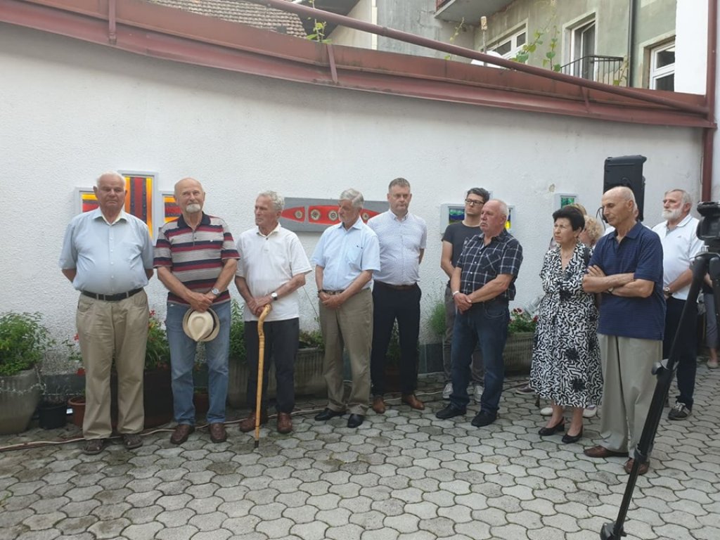 Igra barve in svetlobe v steklu za še lepše poletne večere v mestu