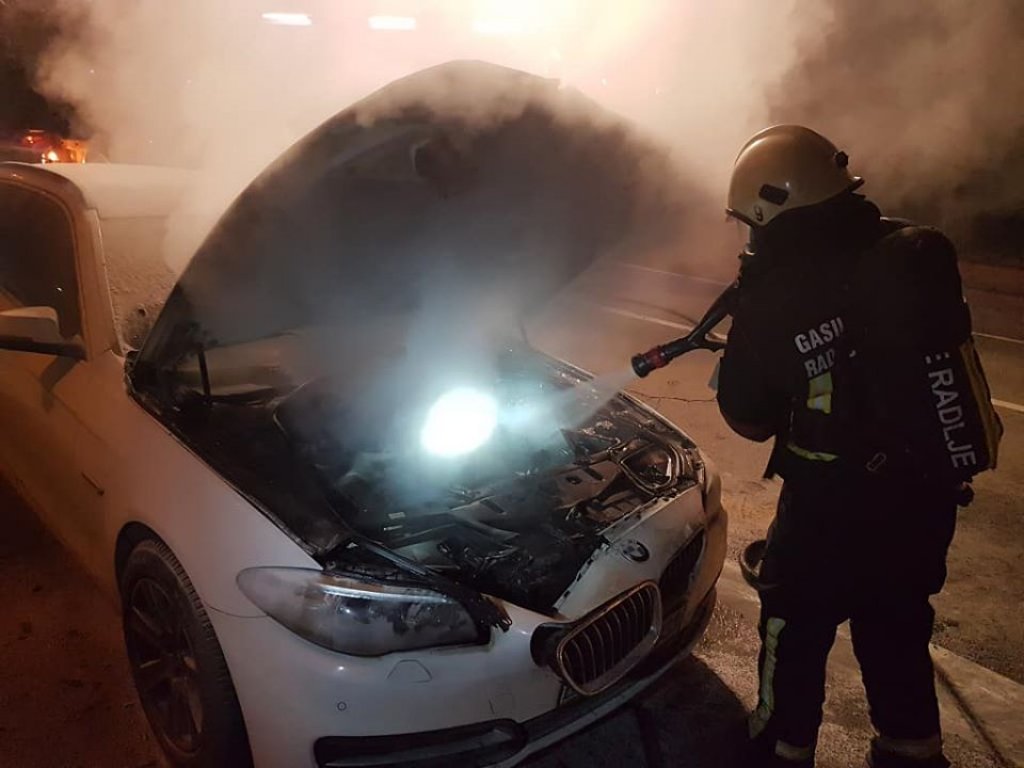 Na avtobusni postaji zagorel avto